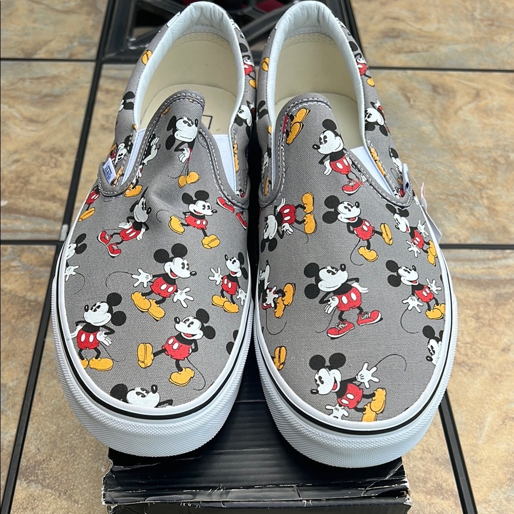 DS Men’s Disney Vans Classic Slip On size 13